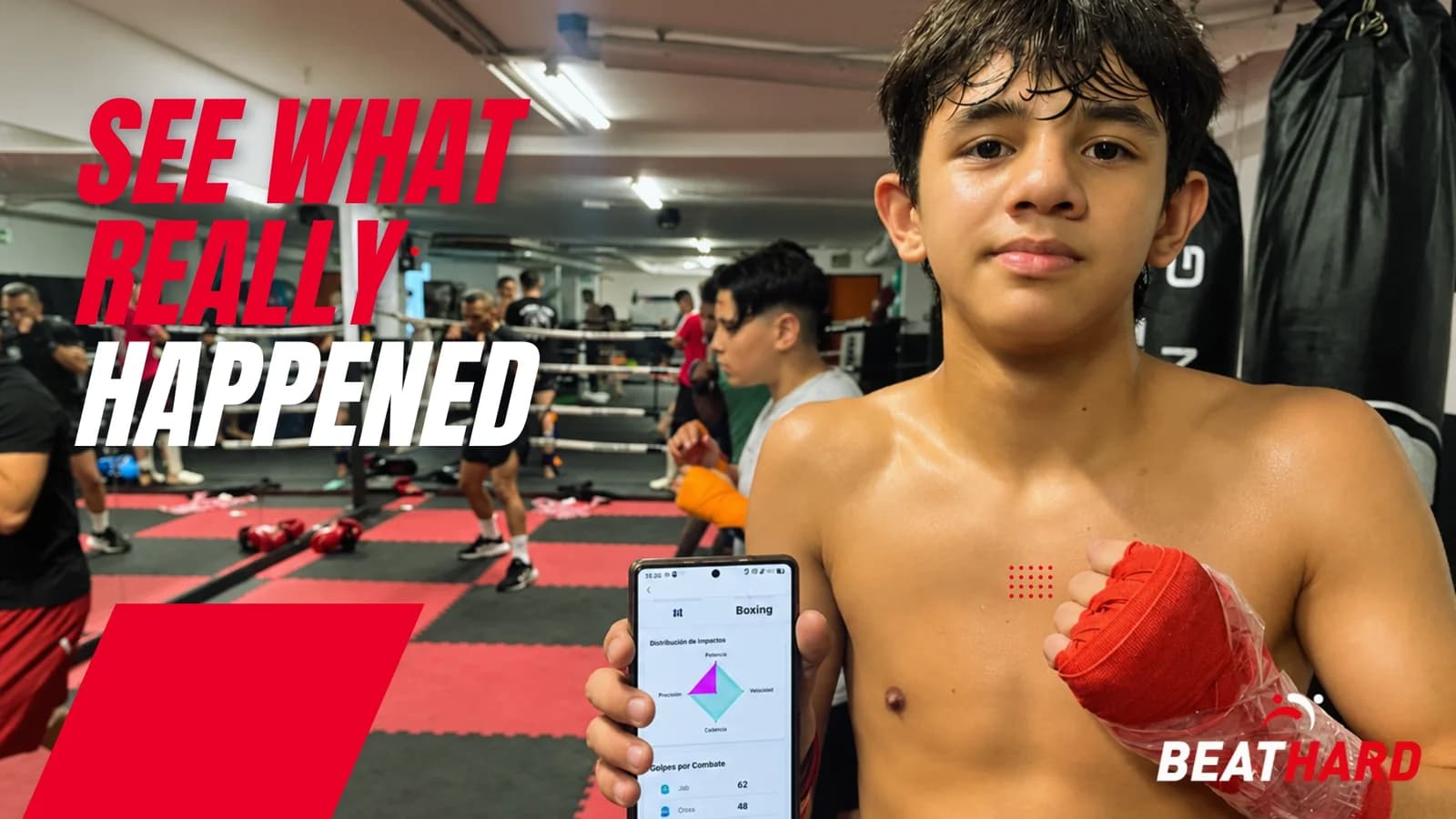 Boxeador con sensores y la app Beat Hard en el teléfono